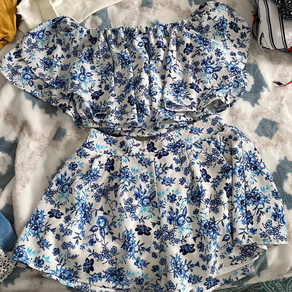 2 piece Off the shoulder Top & shorts